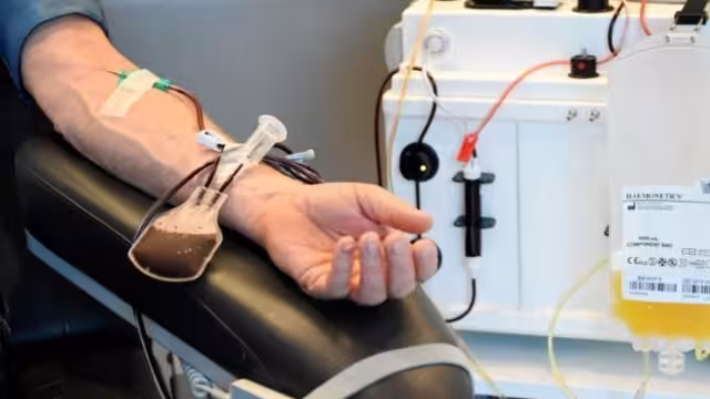 Un donador de sangre durante el procedimiento