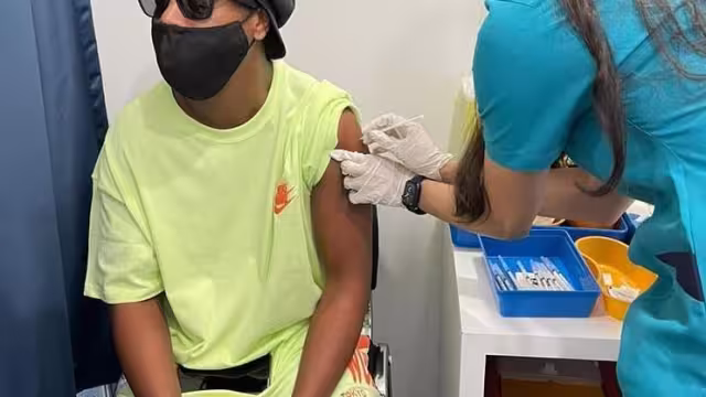 Ronaldinho al momento de su vacunación