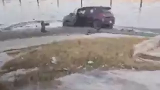 Fue al baño, pero termino en el lodo con todo y carro en Champotón