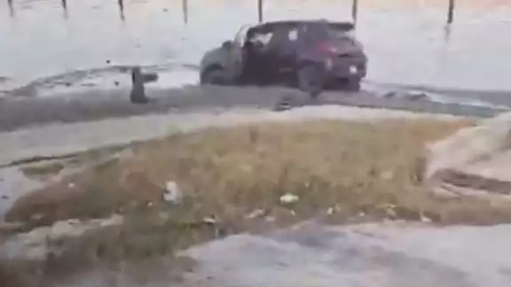 Fue al baño, pero termino en el lodo con todo y carro en Champotón Fue al baño, pero termino en el lodo con todo y carro en Champotón