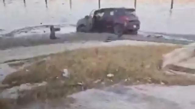 Fue al baño, pero termino en el lodo con todo y carro en Champotón