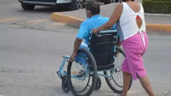 Una de las promesas incumplidas de Óscar Rosas, es el apoyo de sillas de ruedas