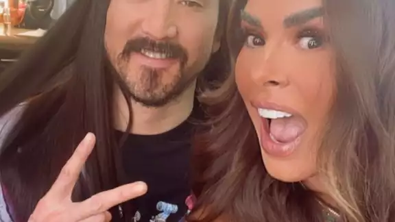 Galilea Montijo, conductora del programa Hoy, compartió una foto a lado de Steve Aoki
