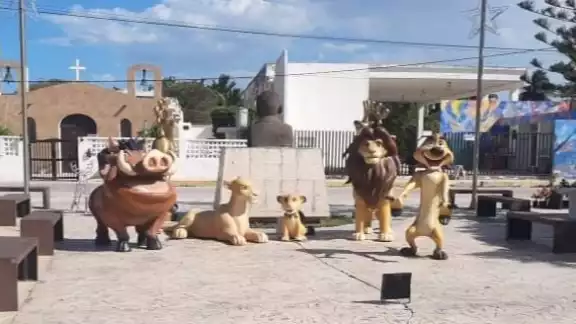 Los adornos están instalados en la plaza cívica y parque infantil por las fechas navideñas Los adornos están instalados en la plaza cívica y parque infantil por las fechas navideñas