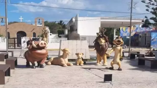 Los adornos están instalados en la plaza cívica y parque infantil por las fechas navideñas