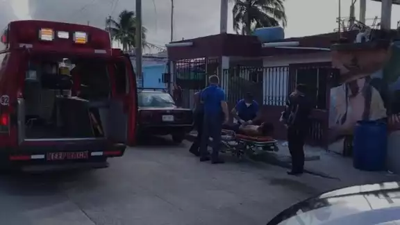 Paramédicos de la empresa Cancún Medical atendieron al lesionado al que posteriormente llevaron al Hospital General de Cancún