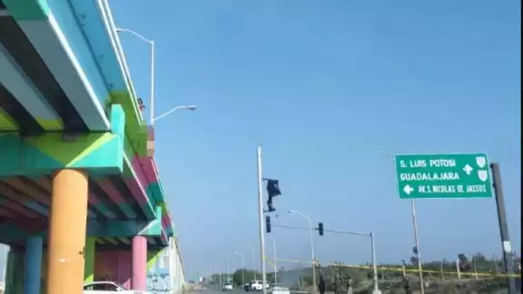Automovilistas y transeúntes lograron captar en foto y video el cuerpo