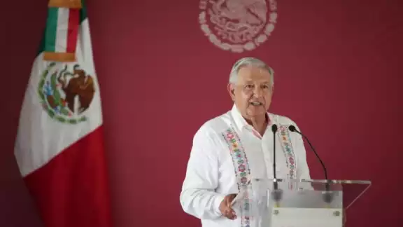 De visita en Quintana Roo para supervisar los trabajos del Tren Maya, el Presidente saludó a la alcaldesa de Isla Mujeres, Atenea Gómez