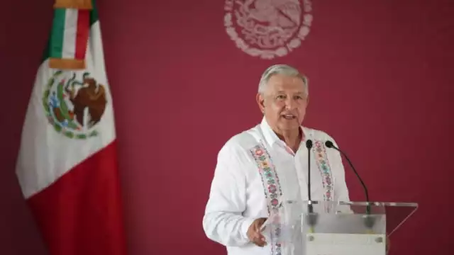 De visita en Quintana Roo para supervisar los trabajos del Tren Maya, el Presidente saludó a la alcaldesa de Isla Mujeres, Atenea Gómez