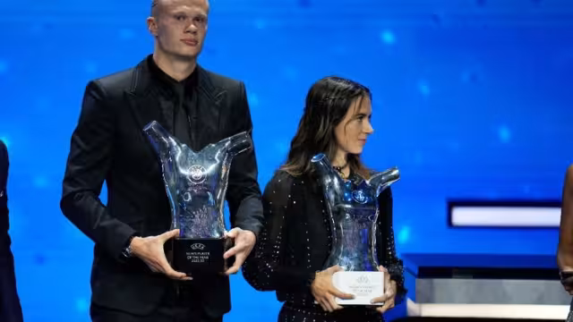 Erling Haaland, recibió este jueves en Mónaco el premio al mejor jugador del año de la UEFA,