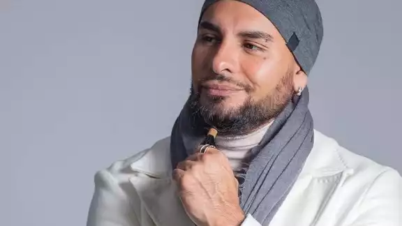 El hombre, acusado de abuso sexual, busca nuevamente que las personas asistan a sus conferencias en Bacalar