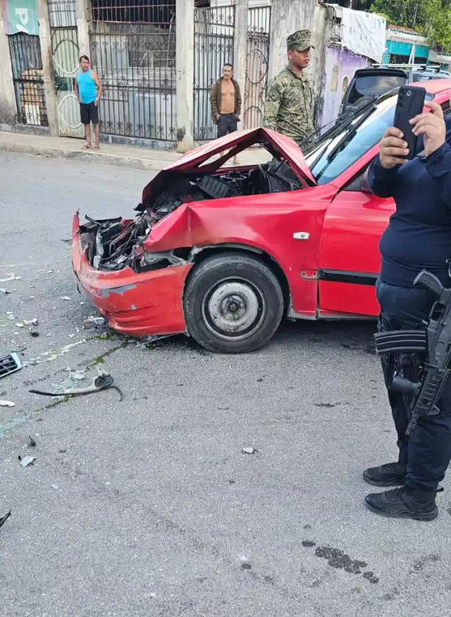 Un perito de la Dirección de Tránsito se encuentra en el lugar para el deslinde de responsabilidades