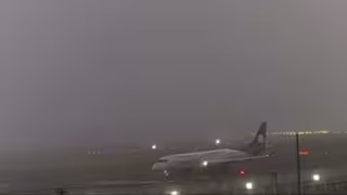 Un banco de niebla en el oriente de la ciudad genera algunos retrasos en la salida de vuelos de este miércoles