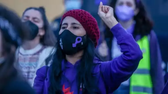 Hasta el momento, se registra como una manifestación pacífica; sin embargo algunas traen cubierta la cara y otras poseen martillos y cadenas Hasta el momento, se registra como una manifestación pacífica; sin embargo algunas traen cubierta la cara y otras poseen martillos y cadenas