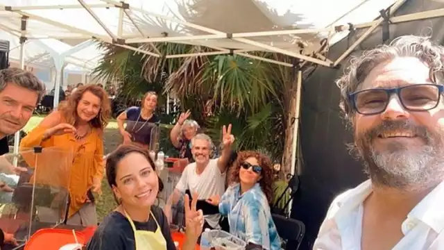 El elenco de la serie reunido para una selfie.
