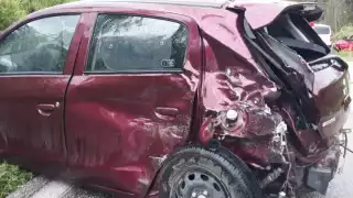 Conductor derrapa y choca contra camioneta en carretera de José María Morelos