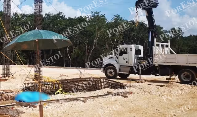 Un hombre de 47 años de edad hacía instalaciones en una torre metálica cuando una de las piezas cedió. El fatal percance ocurrió en el km 142 de la vía a Cancún