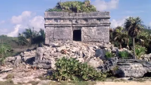 Uno de los edificios de la Zona Arqueológica Xcaret Uno de los edificios de la Zona Arqueológica Xcaret
