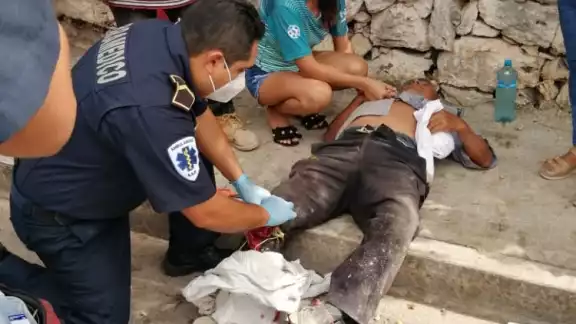 El tobillo del abuelito se desprendió de su pierna casi en su totalidad El tobillo del abuelito se desprendió de su pierna casi en su totalidad