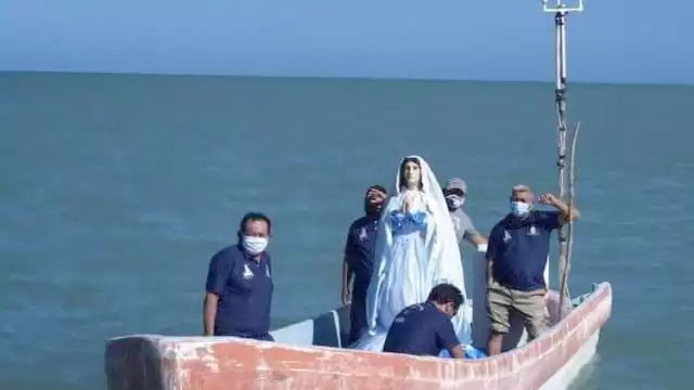 La imagen religiosa peregrino por las costas del puerto