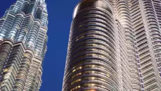 El rascacielos es un edificio especialmente alto, actualmente se considera que lo es a partir de los 100 metros de altura y habitado