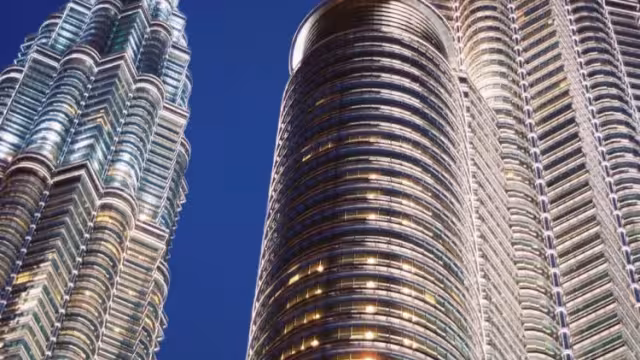 El rascacielos es un edificio especialmente alto, actualmente se considera que lo es a partir de los 100 metros de altura y habitado