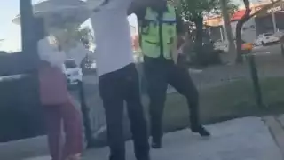 El hombre agrede a un oficial con pistola en mano
