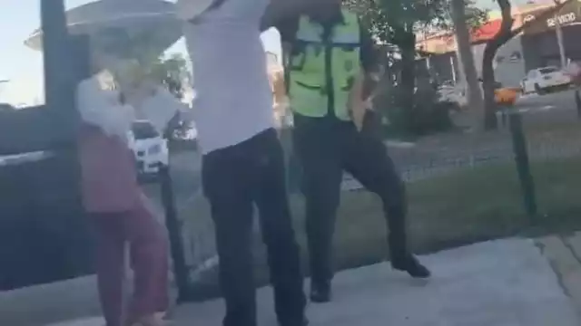 El hombre agrede a un oficial con pistola en mano
