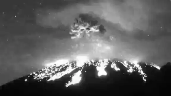 La explosión ocurrió durante la madrugada y generó una columna de vapor de mil 200 metros, que tenía bajo contenido de ceniza. La explosión ocurrió durante la madrugada y generó una columna de vapor de mil 200 metros, que tenía bajo contenido de ceniza.