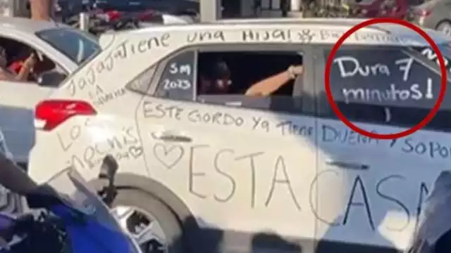 Mujer tóxica raya auto de su marido infiel