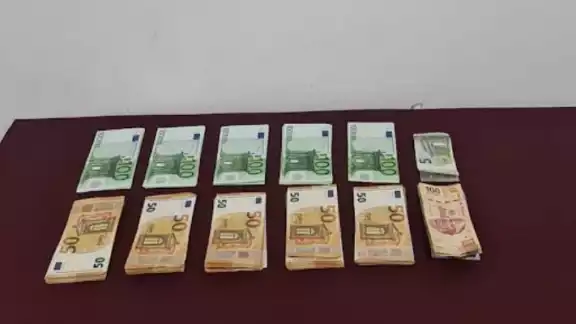 La mujer portaba en efectivo 9 mil 210 euros (equivalente a más de 216 mil pesos) La mujer portaba en efectivo 9 mil 210 euros (equivalente a más de 216 mil pesos)