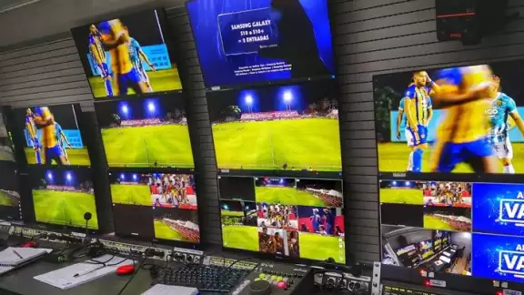 Después de que el árbitro haya confirmado la decisión de fuera de juego se creará una animación de repetición que se mostrará en el estadio y en la televisión Después de que el árbitro haya confirmado la decisión de fuera de juego se creará una animación de repetición que se mostrará en el estadio y en la televisión