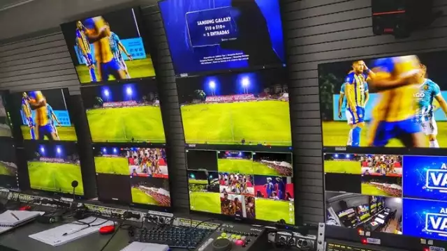 Después de que el árbitro haya confirmado la decisión de fuera de juego se creará una animación de repetición que se mostrará en el estadio y en la televisión