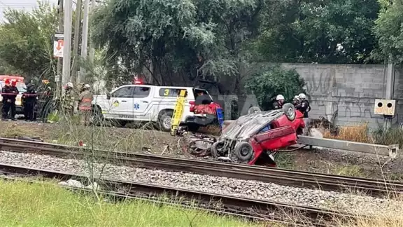 Chofer no respeta señalamiento de alto y se impacta contra el tren en el municipio de García, así como un vehículo