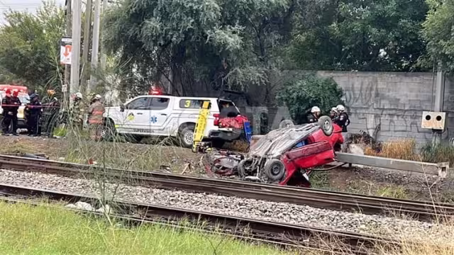 Chofer no respeta señalamiento de alto y se impacta contra el tren en el municipio de García, así como un vehículo