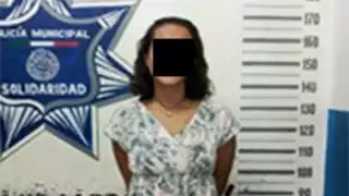 Al revisar su bolso, fueron encontradas varias bolsitas con hierba seca con características de la marihuana