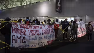 Extrabajadores del SAT continúan bloqueo en el AICM; suman más de 24 horas