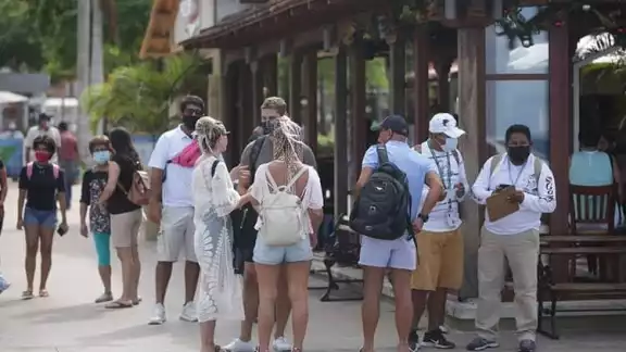 La mayoría de los turistas, tanto nacionales como extranjeros, llegan procedentes de la Riviera Maya La mayoría de los turistas, tanto nacionales como extranjeros, llegan procedentes de la Riviera Maya