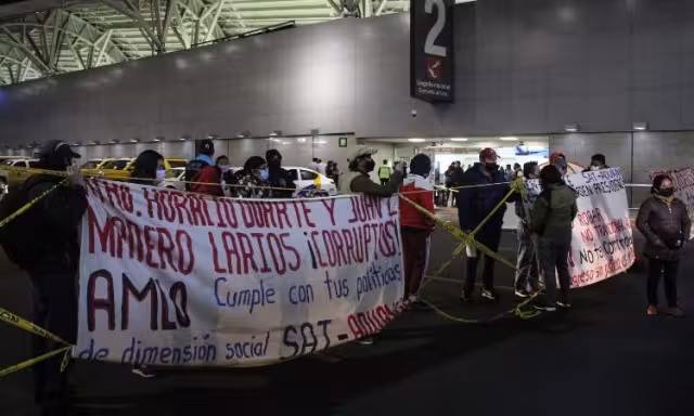 Tras el bloqueo al aeropuerto de la CDMX, los extrabajadores de aduanas exigen diálogo con las autoridades