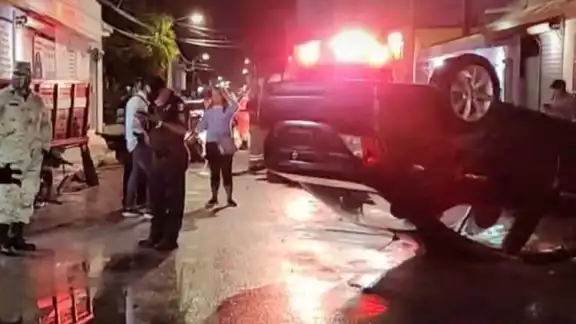 Diversos autos quedaron dañados en el camino, luego de que la conductora terminara volcada en Cozumel Diversos autos quedaron dañados en el camino, luego de que la conductora terminara volcada en Cozumel