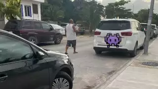 En la zona de la calle Huachinango operan al menos 50 jaladores quienes ofrecen a los turistas consumir en sus negocios