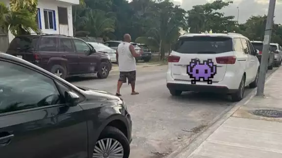 En la zona de la calle Huachinango operan al menos 50 jaladores quienes ofrecen a los turistas consumir en sus negocios En la zona de la calle Huachinango operan al menos 50 jaladores quienes ofrecen a los turistas consumir en sus negocios