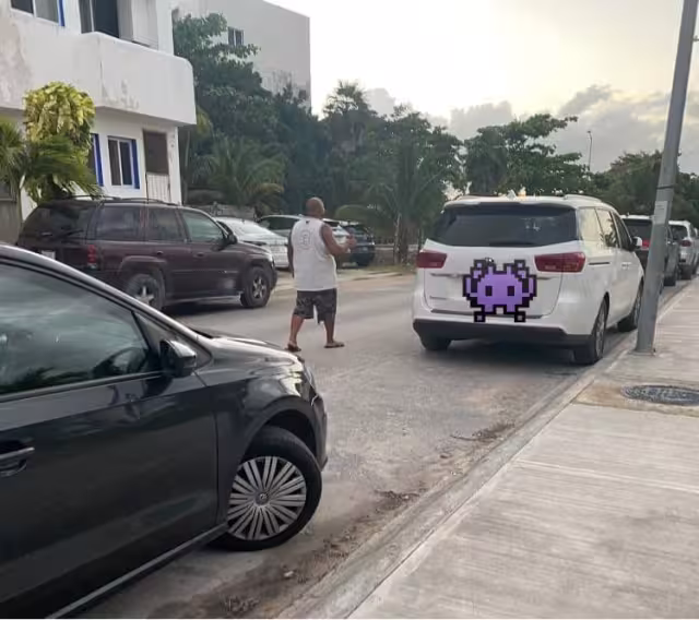 En la zona de la calle Huachinango operan al menos 50 jaladores quienes ofrecen a los turistas consumir en sus negocios