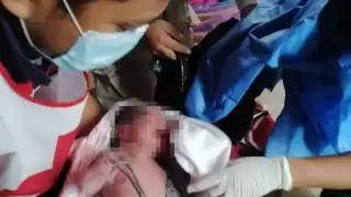 Los técnicos de urgencias trasladaron a la recién nacida y a la madre al nosocomio en la ambulancia YUC-054