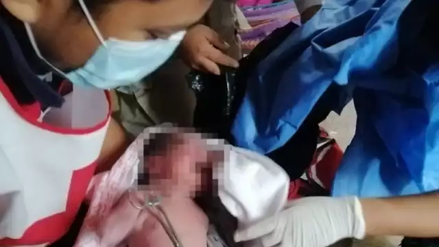 Los técnicos de urgencias trasladaron a la recién nacida y a la madre al nosocomio en la ambulancia YUC-054