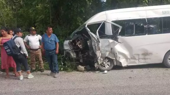 Combi blanca impacta a automóvil; heridos son trasladados al ISSSTE en Escárcega
