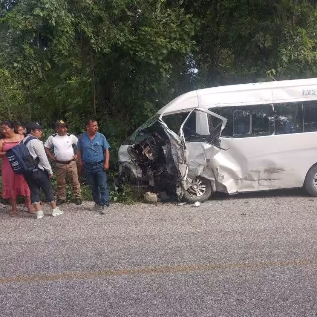 Combi blanca impacta a automóvil; heridos son trasladados al ISSSTE en Escárcega