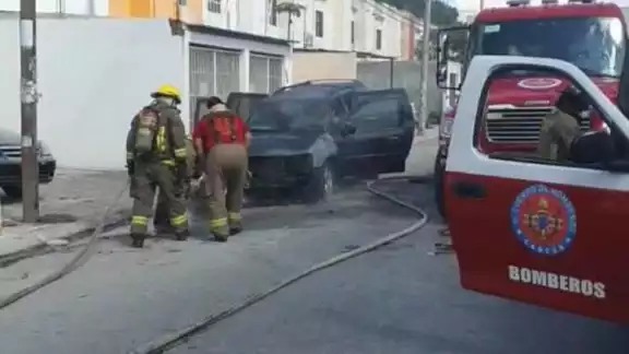 Camioneta se incendia en la región 248 de Cancún, Quintana Roo Camioneta se incendia en la región 248 de Cancún, Quintana Roo