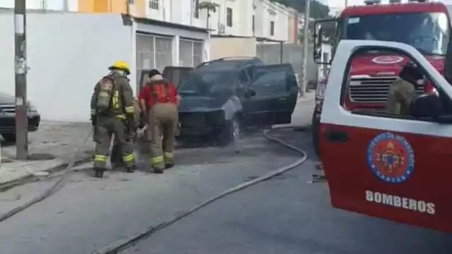 Camioneta se incendia en la región 248 de Cancún, Quintana Roo