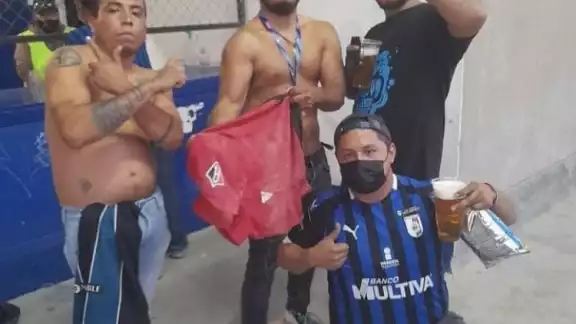 Una fotografía difundida en redes sociales muestra a cuatro supuestos agresores de aficionados del Atlas en el estadio La Corregidora de Querétaro. Una fotografía difundida en redes sociales muestra a cuatro supuestos agresores de aficionados del Atlas en el estadio La Corregidora de Querétaro.
